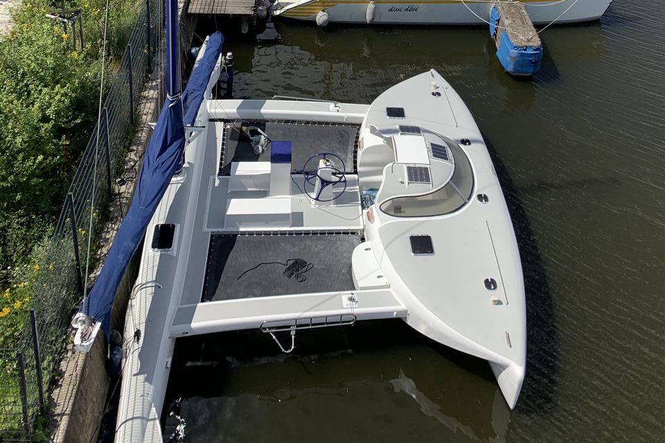 The proa Blind Date under sail