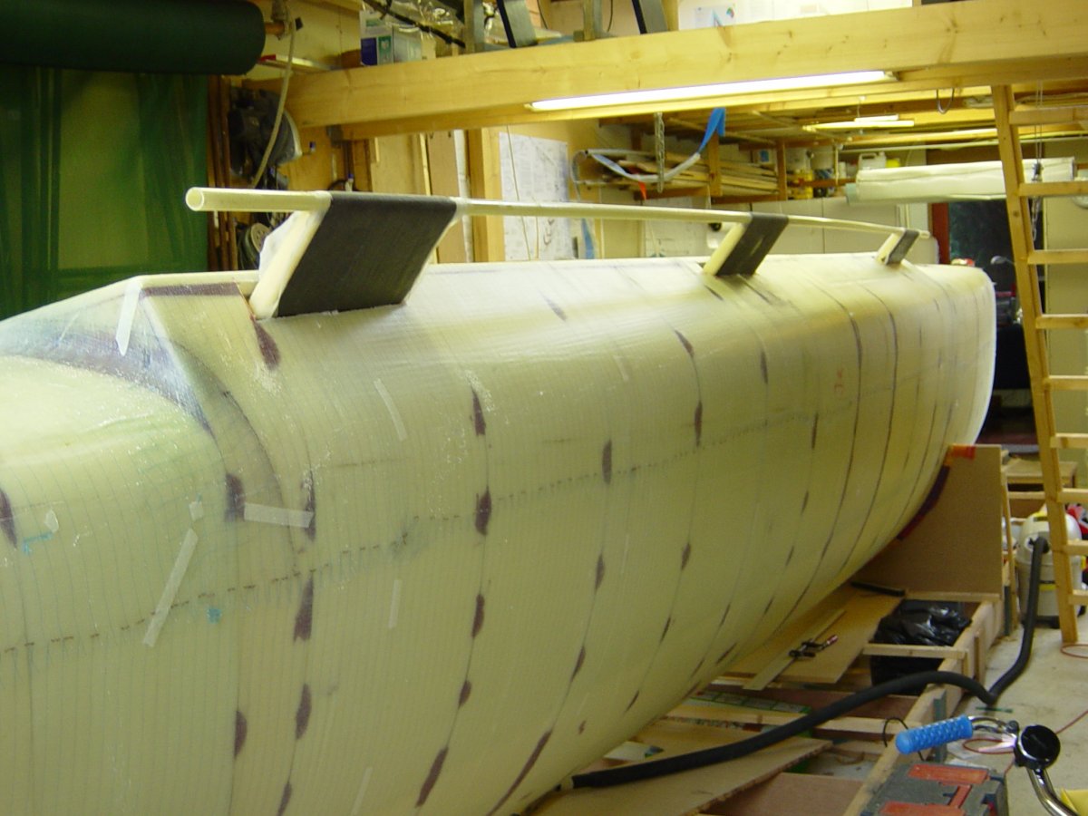 Installation of the wingnet lashing rail with integrated reinforcements in the float hull.