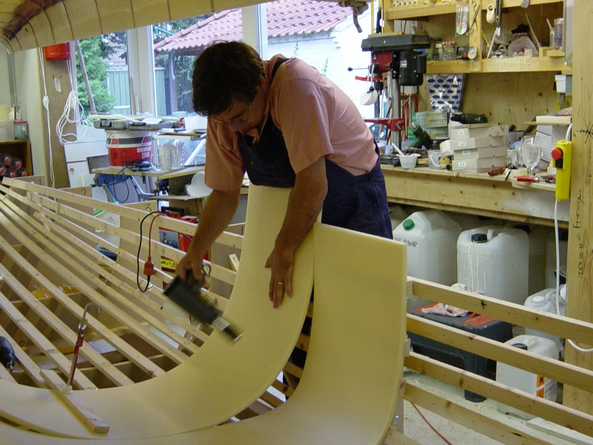 Bending 400 mm wide foam strips with a heat gun proved to be straightforward. Note the extra foam height extending above the form frame, which will later serve as the flange for attaching the vacuum film.