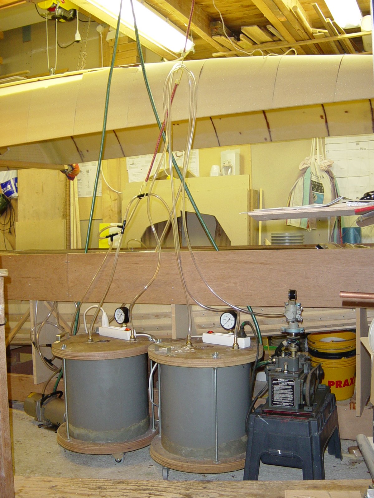 Vacuum pump and resin trap setup for resin infusion, with pumps and traps connected in parallel for redundancy and control.