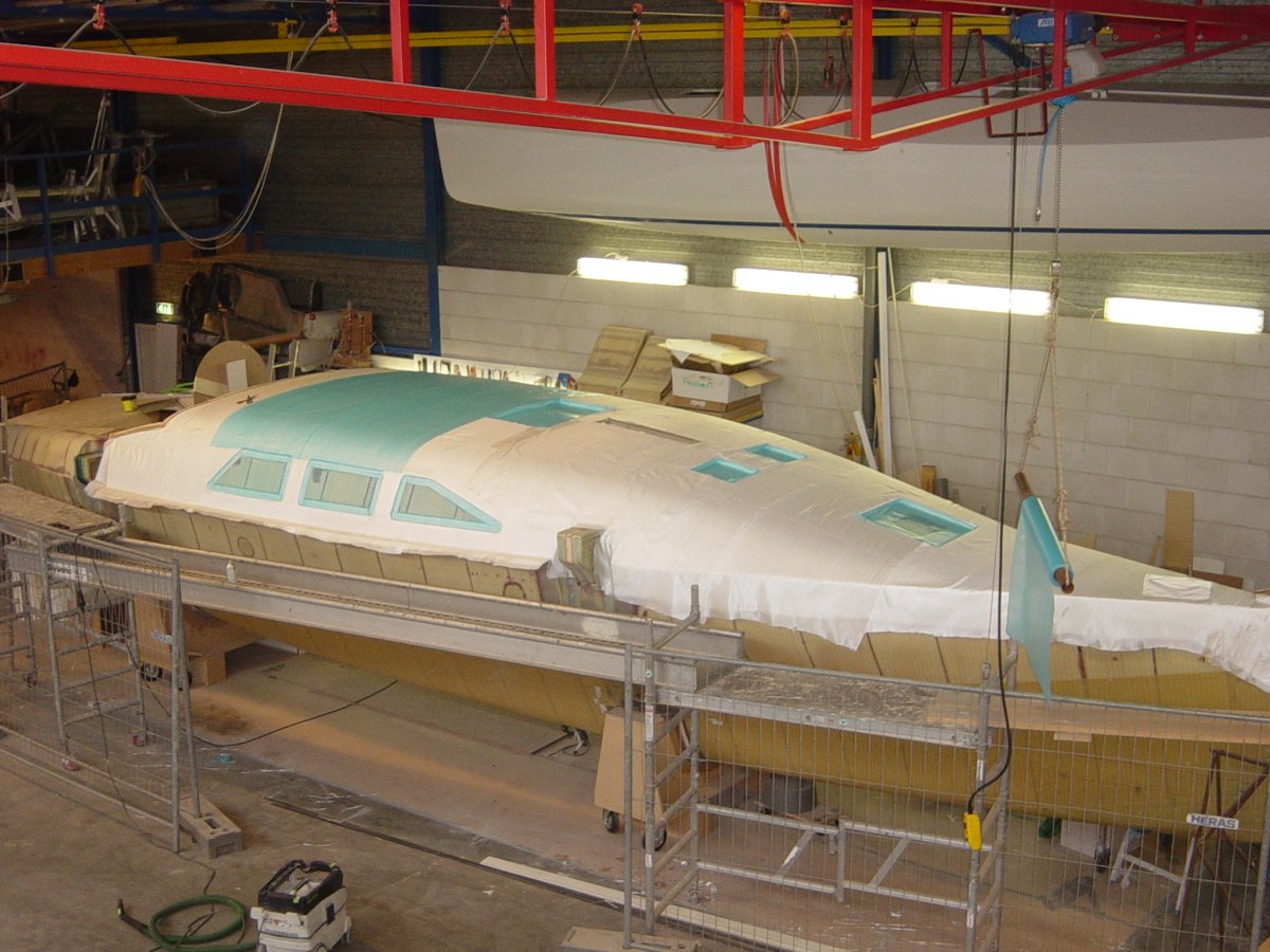 Deck laminate and vacuum infusion on the main hull