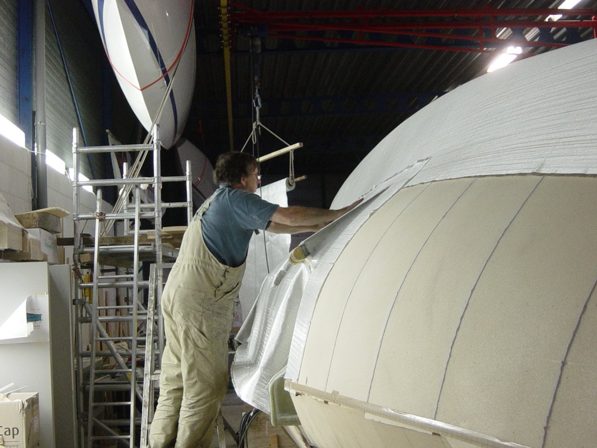 External laminate lay-up along the hull