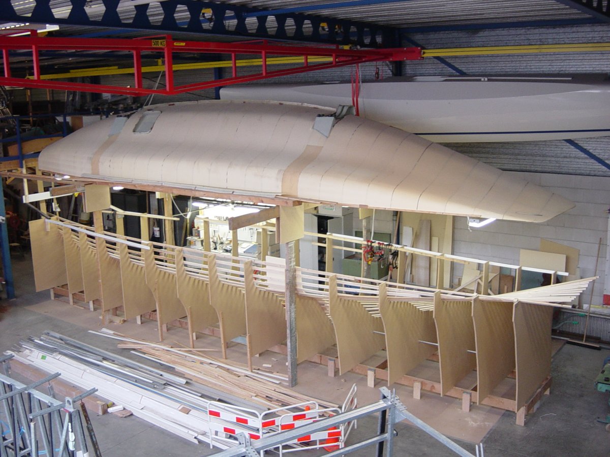 Spacious setup of the second main hull half in the new workshop with form frames and lifting equipment in place