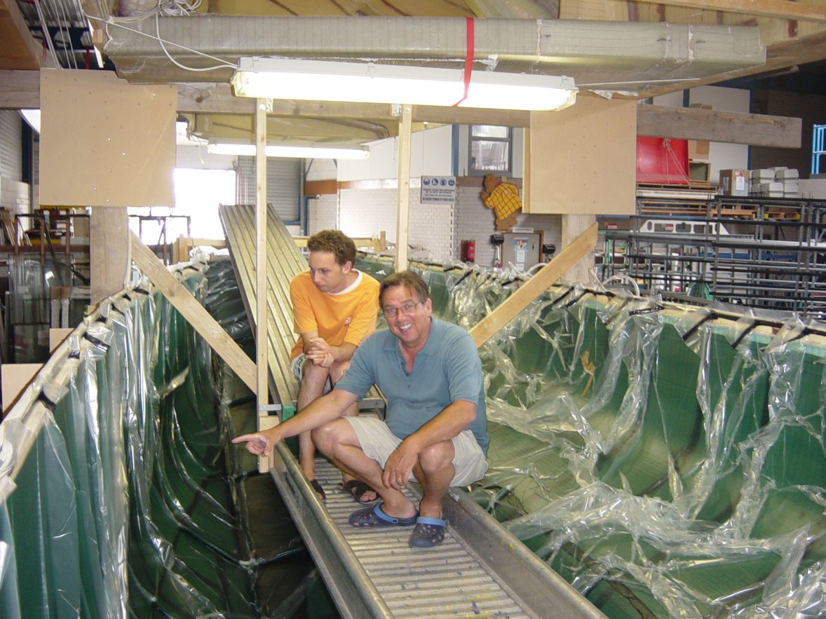 Vacuum infusion of the inside laminate of the second main hull half, resulting in another clean and even resin front