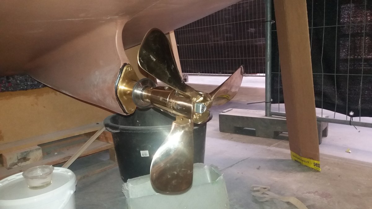 Composite skeg with integrated stern tube, propeller shaft and three-bladed Gori folding propeller